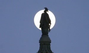 Freedom_Statue_full_moon