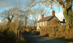 David Medcalf, Country Cottage near Efailnewydd (CC BY-SA 2.0)